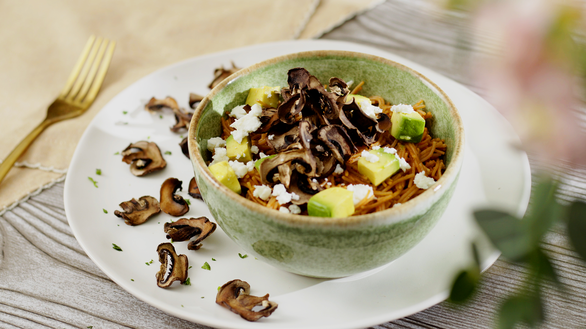 Fideo seco con chicharrón de Champiñones