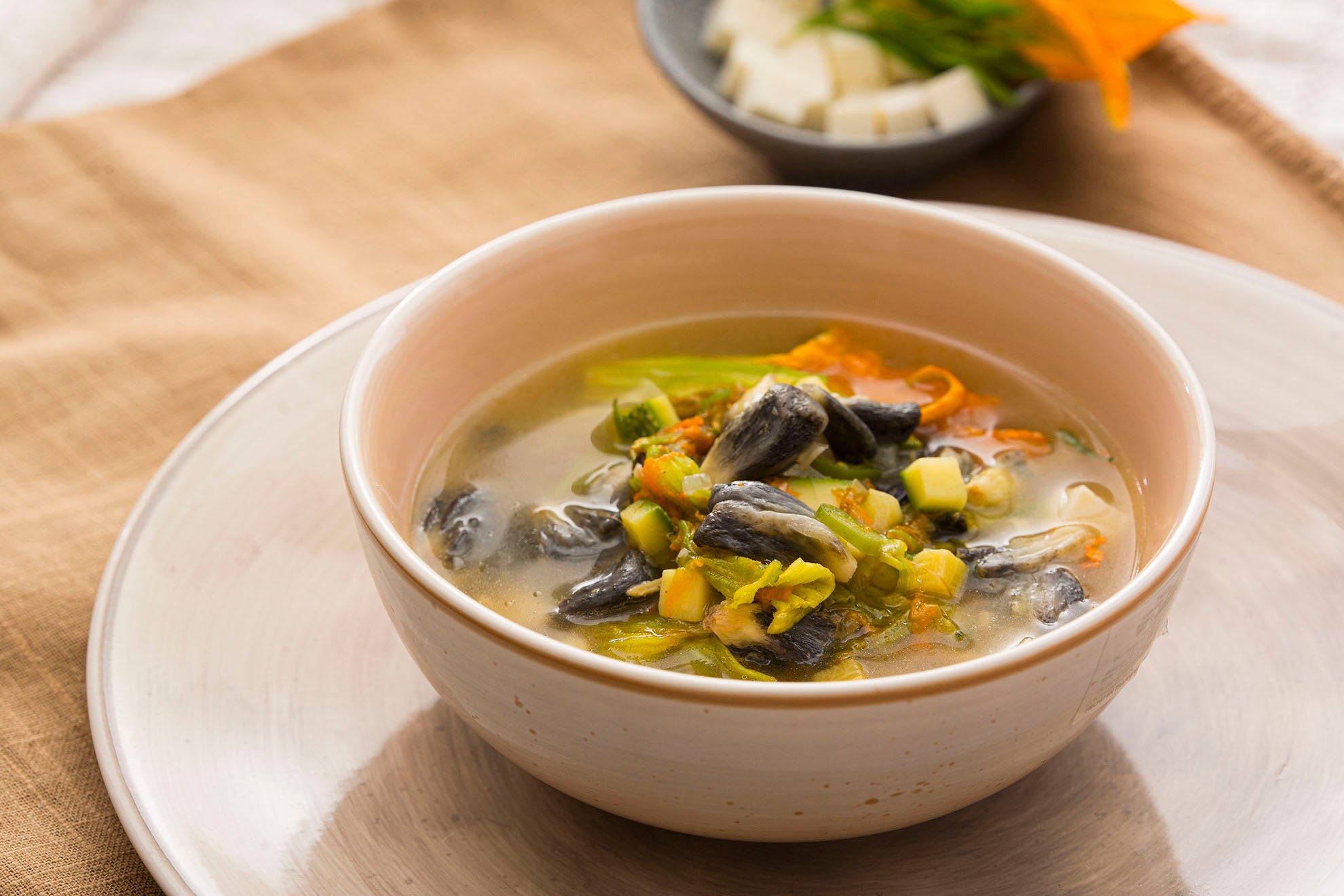 Sopa de Huitlacoche y flor de calabaza